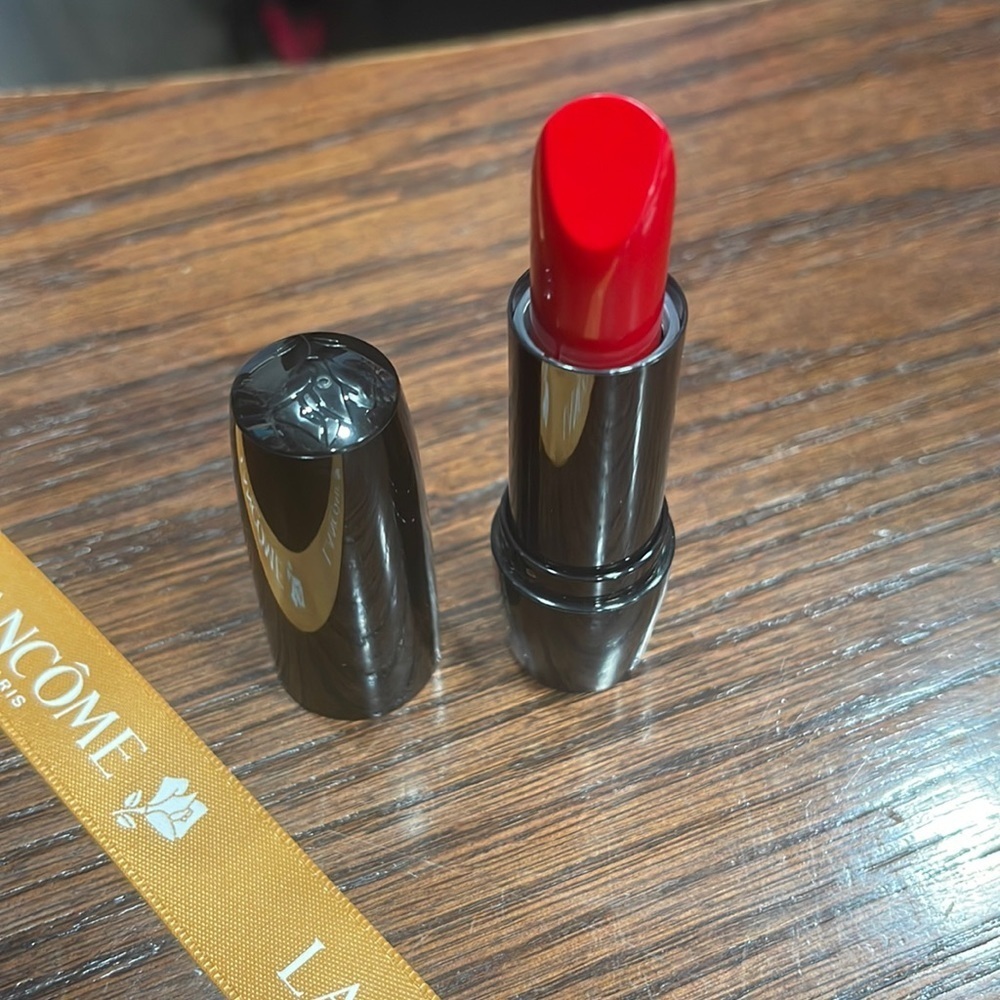 - Lancôme color design lipstick 181- red stiletto(cream)